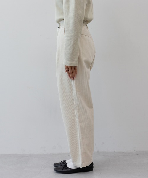 MUHET（ミュエータ）の「コーデュロイテーパードパンツ（その他パンツ・レディース・ダークブラウン/グリーン/アイボリー・SMALL/MEDIUM/LARGE）」の18枚目の写真