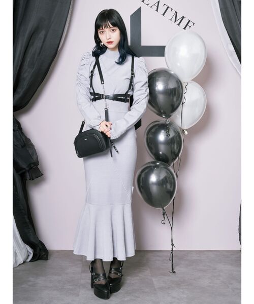 EATME（イートミー）の「クロスケーブルニットスカート（セットアップ可能）（スカート・レディース・ブラック/ブルー/ベージュ/グレー・FREE）」の4枚目の写真