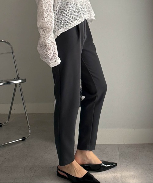 RANAN（ラナン）の「[低身長サイズ有]美脚シルエットタックテーパードパンツ/股下61㎝(UVカット/防しわ)（スラックス・レディース・ライトグレー/ブラック/ベージュ/ネイビー/オフホワイト/モスグリーン/セージグリーン/ライトカーキ/ピンク系その他/ライトベージュ/レモンイエロー/サーモンピンク/ライラック/クリアグリーン/オレンジ系その他/ロイヤルブルー/チャコール/ライトピンク/ブルーグリーン/イエロー系その他/シルバーグレー・LL/S/M/L）」の5枚目の写真