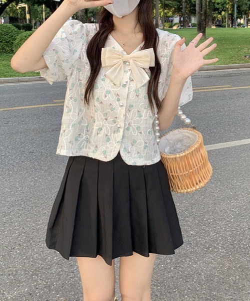 VIBGYOR Women（ヴィブジョー　ウィメン）の「【KOREA SELECT】ビッグリボン パールボタン ブラウス（シャツ/ブラウス・レディース・ブルー/グリーン・FREE）」の2枚目の写真