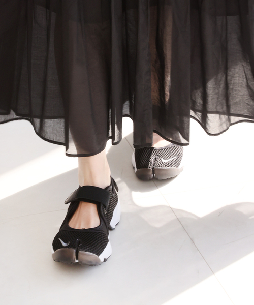 NIKE（ナイキ）の「【NIKE/ナイキ】ウィメンズエアリフトブリーズ（スニーカー・レディース・ホワイト/ブラック・23cm/24cm/25cm）」の3枚目の写真