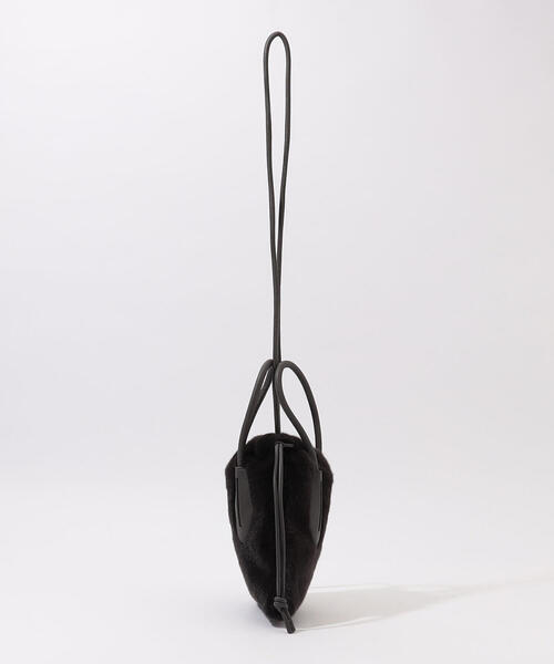 TOMORROWLAND （トゥモローランド）の「ADD CULUMN TURN S ファー ショルダーバッグ（ショルダーバッグ・レディース・ホワイト/チャコールグレー・FREE）」の3枚目の写真