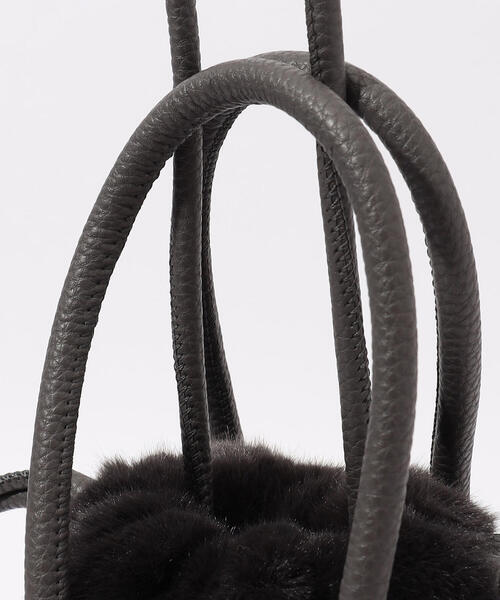 TOMORROWLAND （トゥモローランド）の「ADD CULUMN TURN S ファー ショルダーバッグ（ショルダーバッグ・レディース・ホワイト/チャコールグレー・FREE）」の11枚目の写真