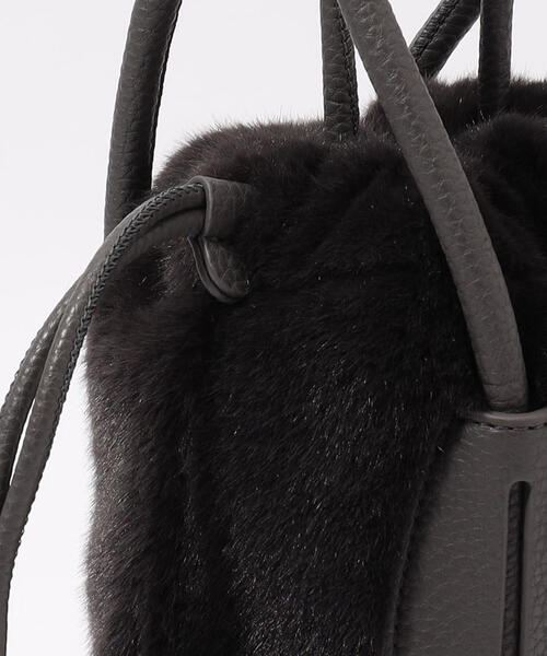 TOMORROWLAND （トゥモローランド）の「ADD CULUMN TURN S ファー ショルダーバッグ（ショルダーバッグ・レディース・ホワイト/チャコールグレー・FREE）」の10枚目の写真