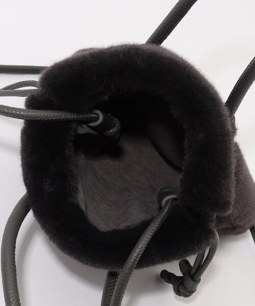 TOMORROWLAND （トゥモローランド）の「ADD CULUMN TURN S ファー ショルダーバッグ（ショルダーバッグ・レディース・ホワイト/チャコールグレー・FREE）」の8枚目の写真