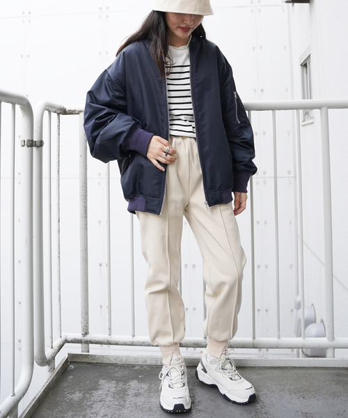 VENCEEXCHANGE（ヴァンスエクスチェンジ）の「ナイロンビッグシルエットMA-1ブルゾン/ボリュームスリーブ/ルーズシルエット/ユニセックス（MA-1・レディース・ベージュ/ネイビー/ピンク・FREE）」の9枚目の写真