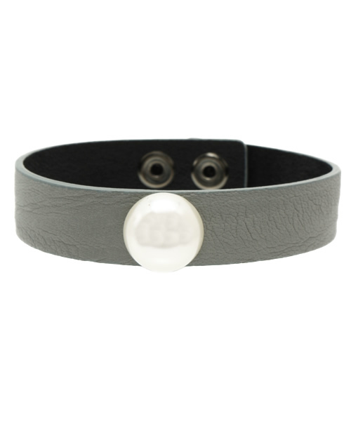 SMELLY（スメリー）の「SMELLY パールレザーバングル（ブレスレット・レディース・グレー/ブラック/ベージュ・ONE）」の3枚目の写真