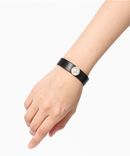 SMELLY（スメリー）の「SMELLY パールレザーバングル（ブレスレット・レディース・グレー/ブラック/ベージュ・ONE）」の6枚目の写真