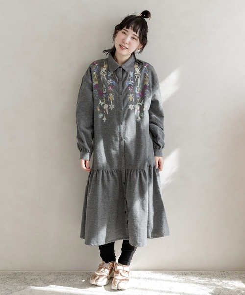 523067：ガーランド刺繍シャツワンピース