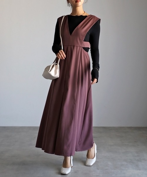 r.（アールドット）の「2023　春夏新作　　Vネック カッティング ジャンパースカート（ジャンパースカート・レディース・モカ/アイボリー/ベージュ/カーキ/ブラック・FREE）」の3枚目の写真