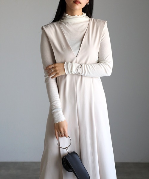 r.（アールドット）の「2023　春夏新作　　Vネック カッティング ジャンパースカート（ジャンパースカート・レディース・モカ/アイボリー/ベージュ/カーキ/ブラック・FREE）」の8枚目の写真