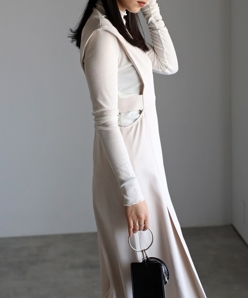 r.（アールドット）の「2023　春夏新作　　Vネック カッティング ジャンパースカート（ジャンパースカート・レディース・モカ/アイボリー/ベージュ/カーキ/ブラック・FREE）」の9枚目の写真