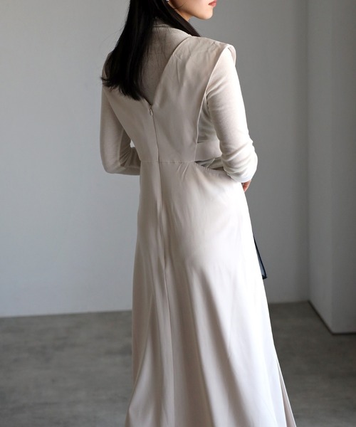 r.（アールドット）の「2023　春夏新作　　Vネック カッティング ジャンパースカート（ジャンパースカート・レディース・モカ/アイボリー/ベージュ/カーキ/ブラック・FREE）」の10枚目の写真