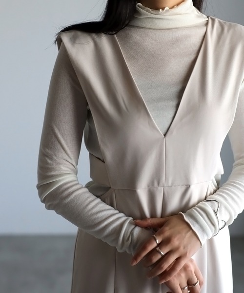 r.（アールドット）の「2023　春夏新作　　Vネック カッティング ジャンパースカート（ジャンパースカート・レディース・モカ/アイボリー/ベージュ/カーキ/ブラック・FREE）」の11枚目の写真