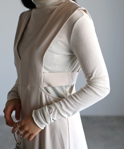 r.（アールドット）の「2023　春夏新作　　Vネック カッティング ジャンパースカート（ジャンパースカート・レディース・モカ/アイボリー/ベージュ/カーキ/ブラック・FREE）」の12枚目の写真