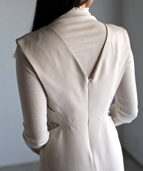 r.（アールドット）の「2023　春夏新作　　Vネック カッティング ジャンパースカート（ジャンパースカート・レディース・モカ/アイボリー/ベージュ/カーキ/ブラック・FREE）」の13枚目の写真