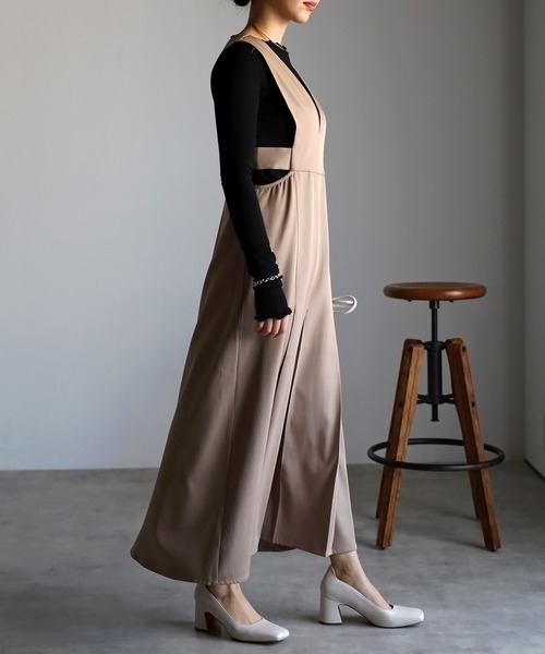 r.（アールドット）の「2023　春夏新作　　Vネック カッティング ジャンパースカート（ジャンパースカート・レディース・モカ/アイボリー/ベージュ/カーキ/ブラック・FREE）」の16枚目の写真