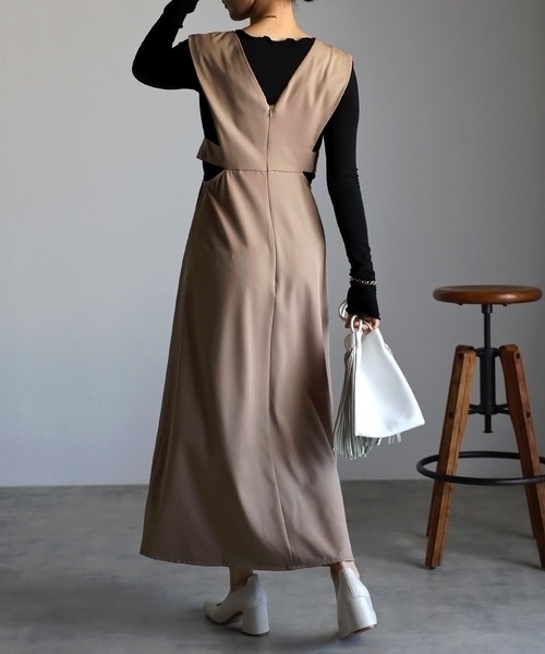 r.（アールドット）の「2023　春夏新作　　Vネック カッティング ジャンパースカート（ジャンパースカート・レディース・モカ/アイボリー/ベージュ/カーキ/ブラック・FREE）」の17枚目の写真