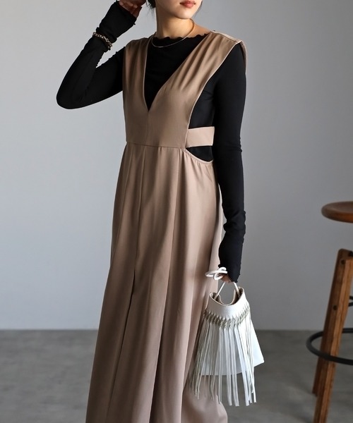 r.（アールドット）の「2023　春夏新作　　Vネック カッティング ジャンパースカート（ジャンパースカート・レディース・モカ/アイボリー/ベージュ/カーキ/ブラック・FREE）」の18枚目の写真