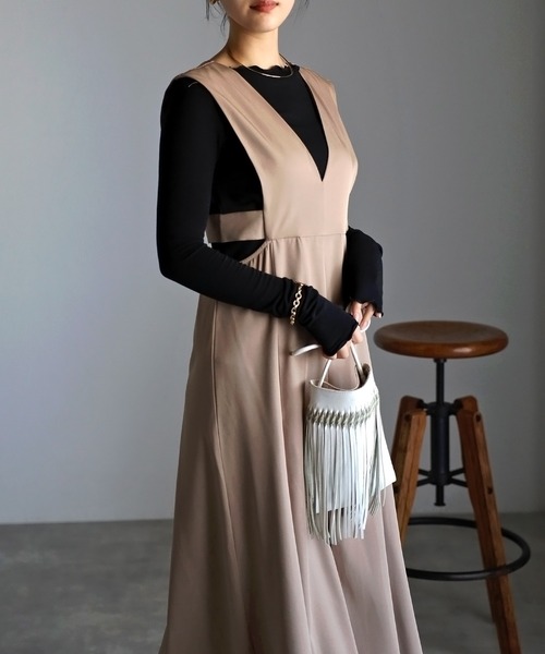 r.（アールドット）の「2023　春夏新作　　Vネック カッティング ジャンパースカート（ジャンパースカート・レディース・モカ/アイボリー/ベージュ/カーキ/ブラック・FREE）」の19枚目の写真