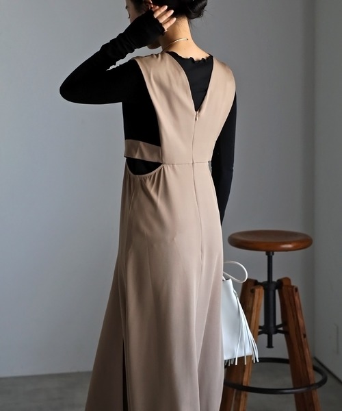 r.（アールドット）の「2023　春夏新作　　Vネック カッティング ジャンパースカート（ジャンパースカート・レディース・モカ/アイボリー/ベージュ/カーキ/ブラック・FREE）」の20枚目の写真