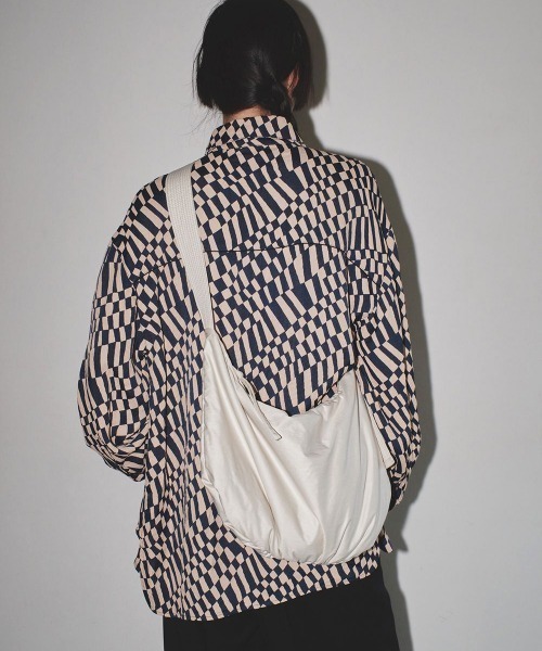 TODAYFUL(トゥデイフル)の「TODAYFUL Gather Shoulder Bag ギャザーショルダーバッグ/12321006(ショルダーバッグ・レディース・キナリ/ブラック・ONE SIZE)」の4枚目の写真