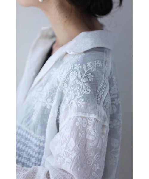 cawaii（カワイイ）の「どこから見ても刺繍にうっとり ガーゼシアーシャツ（シャツ/ブラウス・レディース・ホワイト・FREE）」の2枚目の写真