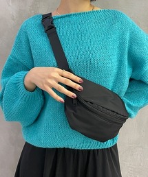 シーズンレスで持てる。ナイロンボディバッグ