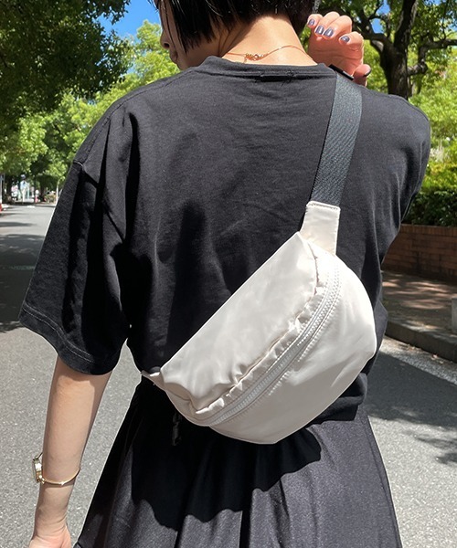 SEN TOKYO(セントーキョー)の「シーズンレスで持てる。ナイロンボディバッグ(ボディバッグ/ウエストポーチ・レディース・グリーン/アイボリー/ブラック・FREE)」の9枚目の写真