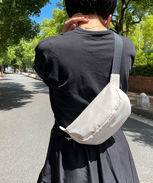 SEN TOKYO(セントーキョー)の「シーズンレスで持てる。ナイロンボディバッグ(ボディバッグ/ウエストポーチ・レディース・グリーン/アイボリー/ブラック・FREE)」の10枚目の写真