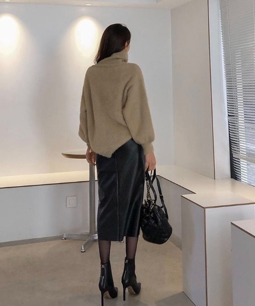 LADY LIKE(レディライク)の「フロントスリット入りフェイクレザースカート(スカート・レディース・ブラック/ブラウン/アイボリー/ベージュ・L/M/S)」の7枚目の写真