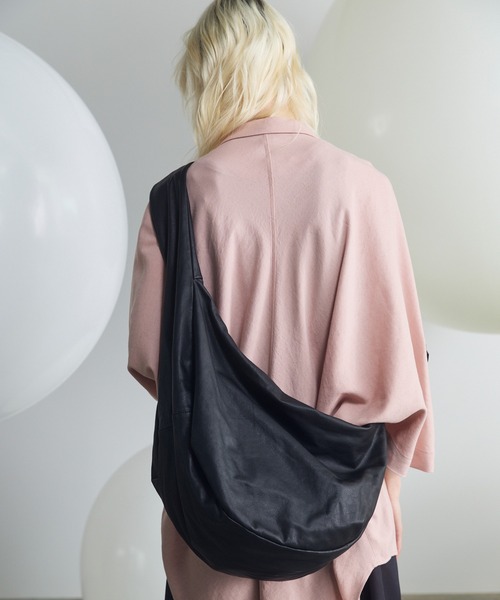 MAISON SPECIAL（メゾンスペシャル）の「《UNISEX》Leather Shoulder “BANANA” Bag/レザーショルダーバナナバッグ 【MAISON SPECIAL/メゾンスペシャル】（ショルダーバッグ・メンズ・ブラック・FREE）」の10枚目の写真