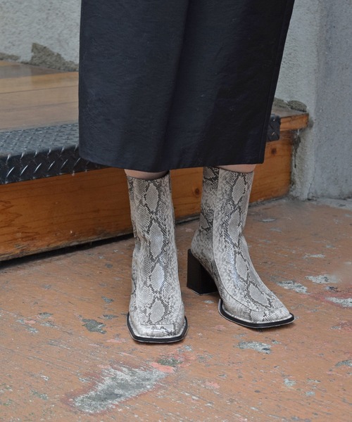 Marient(マリエント)の「Square Short Boots(ブーツ・レディース・ベージュ・24.0cm/23.5cm/23.0cm)」の3枚目の写真