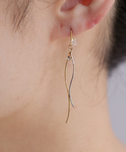 ear PAPILLONNER(イアパピヨネ)の「《日本製》S字バイカラーピアス(ピアス(両耳用)・レディース・ゴールド・FREE)」の7枚目の写真