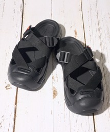 ADPOSION(Ah|[V)́yUNIVERSAL OVERALLzUO31 SANDAL(T_)