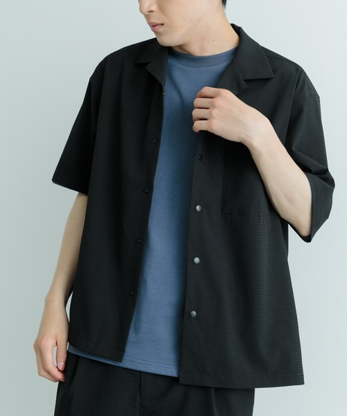 ITEMS URBANRESEARCH(アイテムズ アーバンリサーチ)の「『セットアップ対応』シアサッカースナップOPENカラー半袖シャツ(シャツ/ブラウス・メンズ・ブラック/ブラウン/ネイビー・MEDIUM/LARGE)」の1枚目の写真