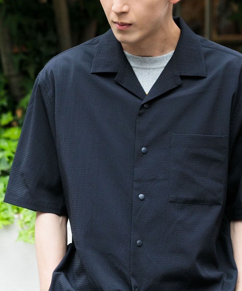 ITEMS URBANRESEARCH(アイテムズ アーバンリサーチ)の「『セットアップ対応』シアサッカースナップOPENカラー半袖シャツ(シャツ/ブラウス・メンズ・ブラック/ブラウン/ネイビー・MEDIUM/LARGE)」の4枚目の写真
