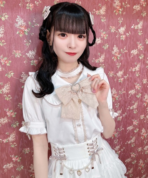 ROJITA(ロジータ)の「パールチェーンリボンブローチ付ブラウス(シャツ/ブラウス・レディース・ホワイト/ピンク/ブルー・FREE)」の1枚目の写真