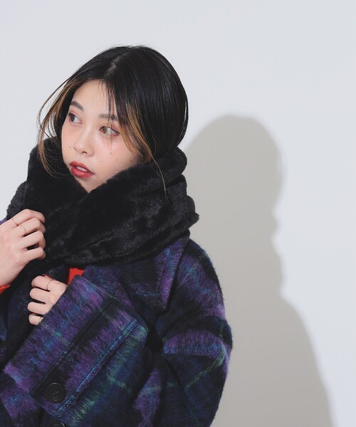 Ray BEAMS(レイビームス)の「フェイク ファー スヌード(マフラー・レディース・オフホワイト/その他/ブラック・ONE SIZE)」の5枚目の写真