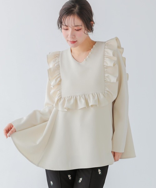 Fit more(フィットモア)の「スクエアフリルVネックパールトップス(シャツ/ブラウス・レディース・ピンク/アイボリー/ネイビー・FREE)」の2枚目の写真
