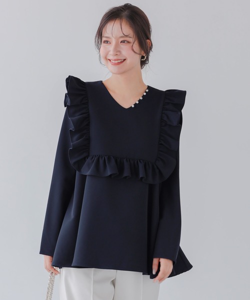 Fit more(フィットモア)の「スクエアフリルVネックパールトップス(シャツ/ブラウス・レディース・ピンク/アイボリー/ネイビー・FREE)」の4枚目の写真