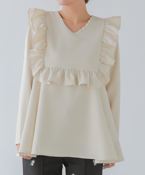 フィットモア　ブラウス　スクエアフリルVネックパールトップス スクエアフリルVネックパールトップス（シャツ/ブラウス）｜Fit