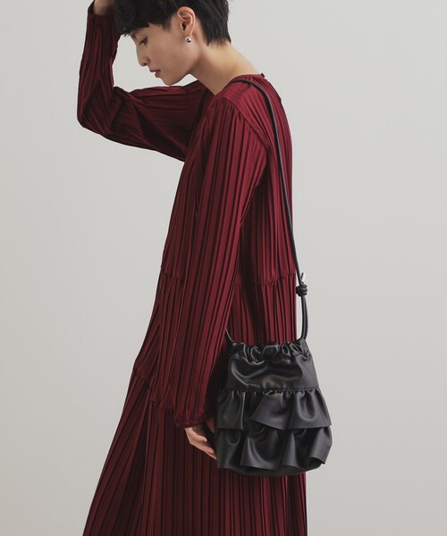 OPAQUE.CLIP（オペークドットクリップ）の「◆【長さ調整可能】合皮ティアードフリルミニショルダーバッグ（ショルダーバッグ・レディース・アイボリー/ブラック/チャコールグレー・00）」の16枚目の写真