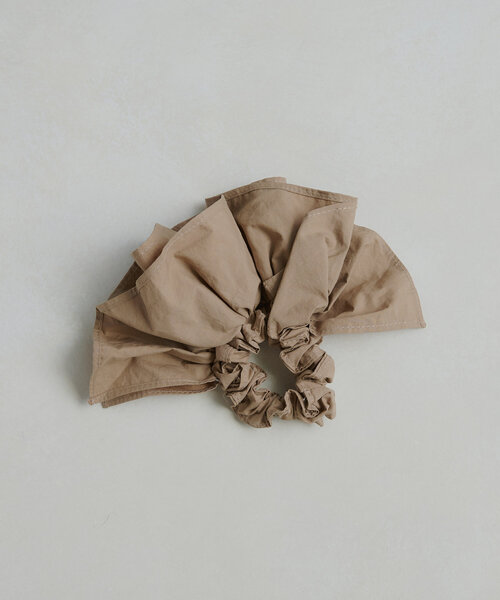 Omekashi（オメカシ）の「ボリュームフリルシュシュ（シュシュ・レディース・ブラック/ベージュ・ONE SIZE）」の7枚目の写真