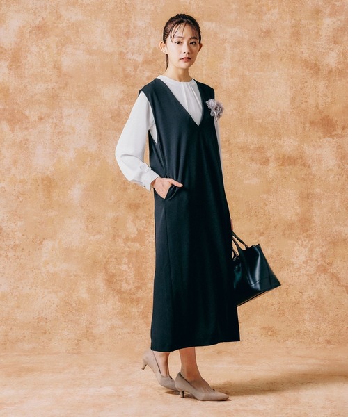 GLOBAL WORK（グローバルワーク）の「スゴラクストレッチVネックジャンスカ/133616（ジャンパースカート・レディース・ブラック/グレイッシュベージュ/ネイビー・MEDIUM/LARGE）」の5枚目の写真