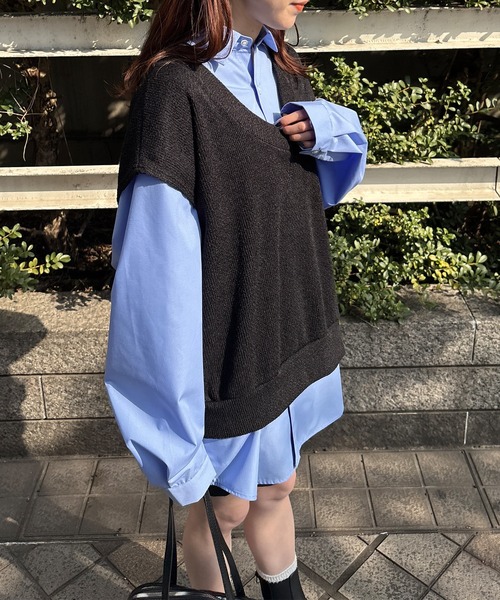 ISOOK（アイスー）の「【ISOOK / アイスー】オーバーサイズVネックベスト / ルーズ丈 ビッグシルエット ニット ユニセックス 春ニット ドロップショルダー レイヤード 重ね着 グレー ブラック 黒 ZOZOTOWN限定（ベスト・レディース・チャコール/ブラック・FREE）」の2枚目の写真