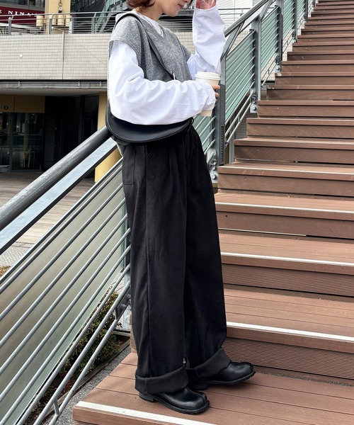 ISOOK（アイスー）の「【ISOOK / アイスー】オーバーサイズVネックベスト / ルーズ丈 ビッグシルエット ニット ユニセックス 春ニット ドロップショルダー レイヤード 重ね着 グレー ブラック 黒 ZOZOTOWN限定（ベスト・レディース・チャコール/ブラック・FREE）」の12枚目の写真