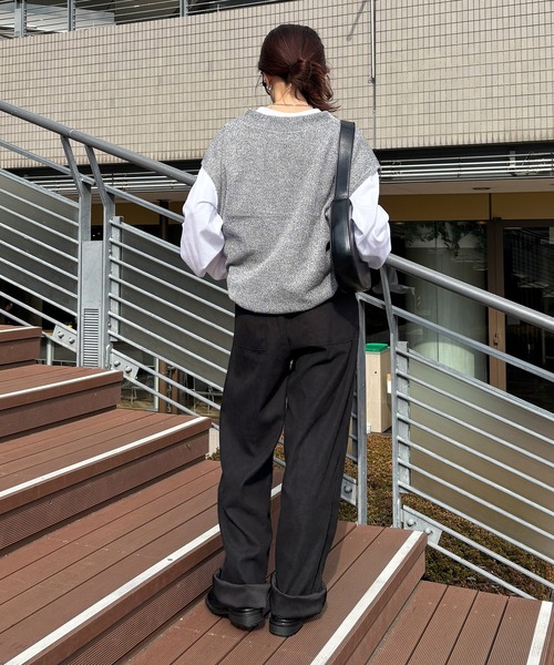 ISOOK（アイスー）の「【ISOOK / アイスー】オーバーサイズVネックベスト / ルーズ丈 ビッグシルエット ニット ユニセックス 春ニット ドロップショルダー レイヤード 重ね着 グレー ブラック 黒 ZOZOTOWN限定（ベスト・レディース・チャコール/ブラック・FREE）」の4枚目の写真