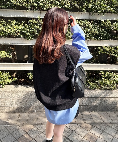 ISOOK（アイスー）の「【ISOOK / アイスー】オーバーサイズVネックベスト / ルーズ丈 ビッグシルエット ニット ユニセックス 春ニット ドロップショルダー レイヤード 重ね着 グレー ブラック 黒 ZOZOTOWN限定（ベスト・レディース・チャコール/ブラック・FREE）」の9枚目の写真