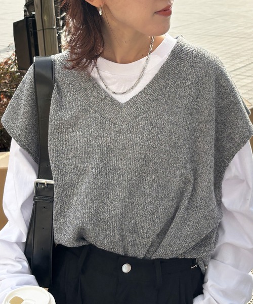 ISOOK（アイスー）の「【ISOOK / アイスー】オーバーサイズVネックベスト / ルーズ丈 ビッグシルエット ニット ユニセックス 春ニット ドロップショルダー レイヤード 重ね着 グレー ブラック 黒 ZOZOTOWN限定（ベスト・レディース・チャコール/ブラック・FREE）」の6枚目の写真